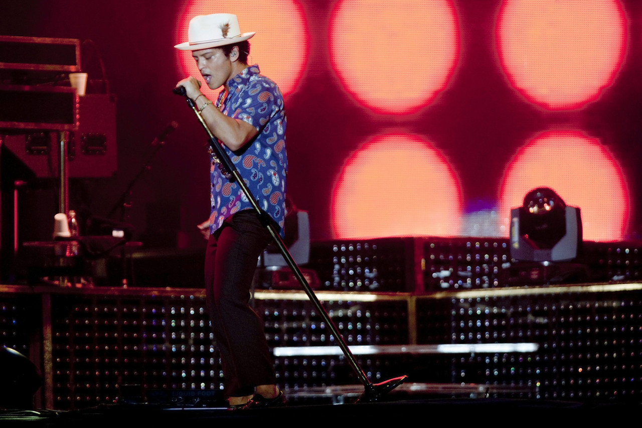 BN-FJ464_SOUNDC_M_20141104153510 Warner Music artists like Bruno Mars will earn royalties when bits of songs are spliced into mashups